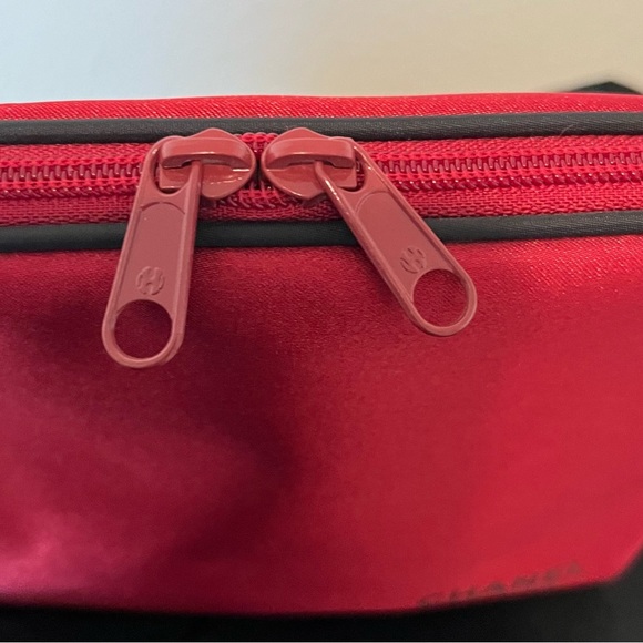 CHANEL PARFUMES🌟NWOT🌟TRAVEL BAG W/ DOUBLE ZIP CLOSURE & 2 INTERIOR ZIP POCKETS - Picture 2 of 7